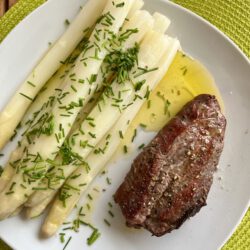 Frischer Spargel mit gegrilltem Rinderfilet