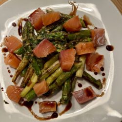 Grüner gegrillter Spargel mit geräuchertem Lachs