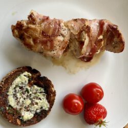 Scharfe Hähnchenbrüste im Speckmantel