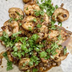 Scharfe Garnelenpfanne mit Chili und Knoblauch