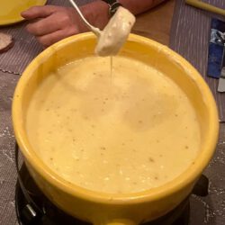 Schweizer Käsefondue mit Weißwein