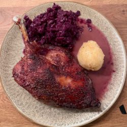 Gänsekeule vom Grill in einer Glühwein/Orangensauce